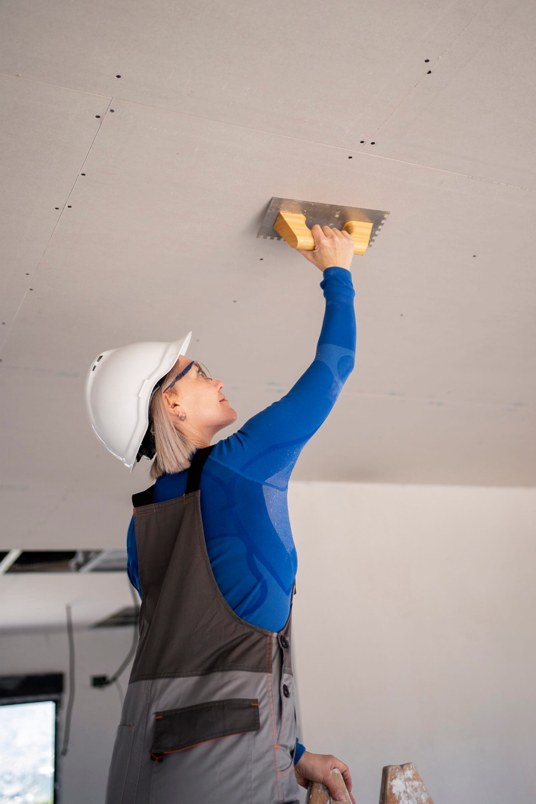 medium-shot-woman-fixing-roof rénovation Mérignac Gironde